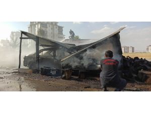 Garajdaki Yangın Otomobilden Geriye Demir Yığını Bıraktı