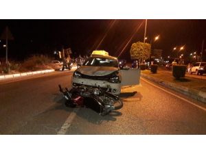 Alkollü sürücüyle kasksız motosikletli kavşakta çarpıştı: 3 yaralı