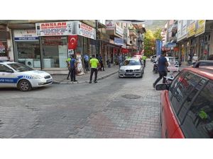 Polisin Üstüne Otomobilini Sürüp Kaçan Şahıs Kovalamaca İle Yakalandı