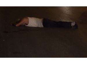 Evinin balkonundan sokaktaki kayınbiraderini vurdu