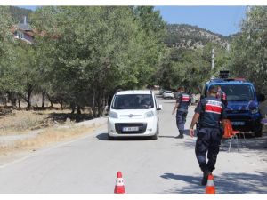 Isparta’da Karantina Uygulanan Köye Giriş Ve Çıkışlar Durduruldu