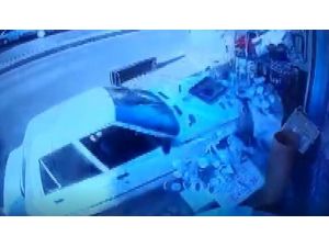 Otomobil İş Yerine Daldı, 3 Kişi Aracın Altında Kaldı