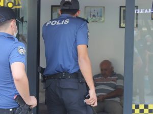 Polisin Maske Uyarısına Kızan Esnaf, Nüfus Cüzdanını Vermemek İçin Direndi