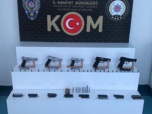 Adana’da 5 Adet Ruhsatsız Tabanca Ele Geçirildi