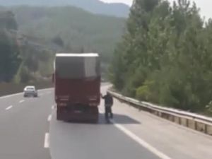 Kamyon Arkasında Tehlikeli Bisiklet Yolculuğu