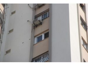 Pencere Silerken Düşen Kadın Öldü