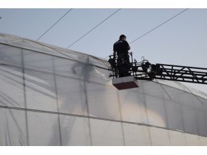 Sera naylonu çeken işçi elektrik akımına kapılarak can verdi