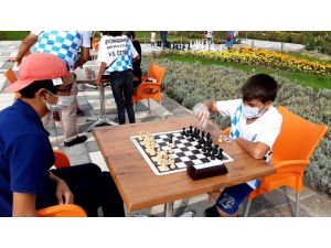 Satranççılar Maskesini Takıp, Mesafesini Koruyarak Açık Havada Turnuva Yaptı