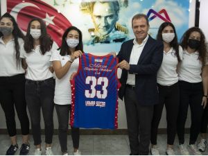 Başkan Seçer, Büyükşehir Belediyesinin Kadın Basketbolcularıyla Buluştu