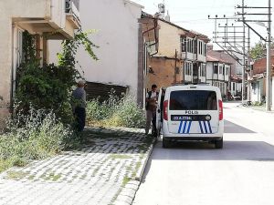 Bolvadin’de Karantinadan Kaçan İki Şahsı Polis Sokakta Yakaladı