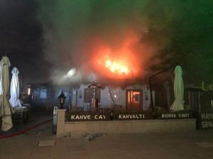 Hacı Bayram Veli Camisi’nin Avlusundaki 3 Katlı Kafenin Terası Alev Alev Yandı
