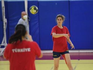 Konyaaltı Kadın Hentbol Takımı, İzmir Büyükşehir Belediye Maçına Hazır