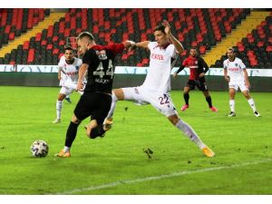 Süper Lig: Gaziantep Fk: 0 - Trabzonspor: 0 (İlk Yarı)