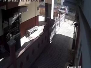 Genç kız pencereden atlayıp motosiklet hırsızlarını neye uğradığını şaşırttı