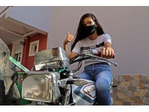 Pencereden  atlayarak abisinin motosikletini hırsızların elinden alan genç kız: ‘Hiç korkmadım’