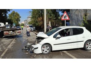 Otomobil Beton Elektrik Direğine Çarptı: 3 Yaralı