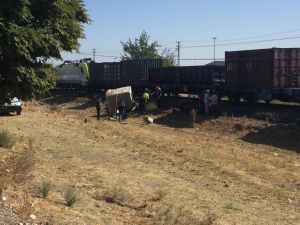 Yük Treni Kamyonu Biçti: 1 Ölü