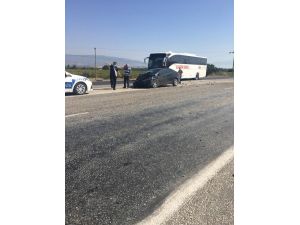 Karşı Şeritlerden Gelen Araçlar Kafa Kafaya Çarpıştı: 1’i Ağır 3 Yaralı