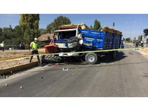 Traktör İle Kamyon Çarpıştı: 1 Ölü, 2 Yaralı