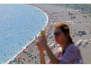 Antalya’da Ekim ayında termometreler 37 dereceyi gösterdi, tatilciler sahillere akın etti