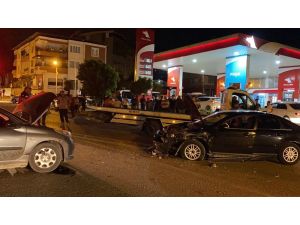 Hatay’da İki Otomobil Birbirine Girdi: 2 Yaralı