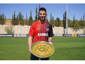 Gaziantep Fk, Kevin Mirallas’ı Baklava İle Karşıladı