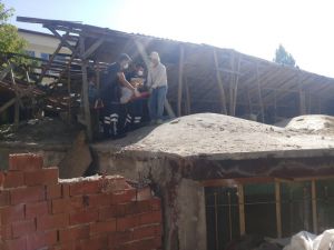 Çatı Tamir Ederken Düşerek Yaralandı