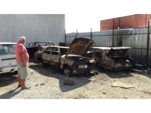 Sanayi sitesinde bulunan araçlar alev alev yandı
