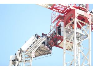 AÜ Kampüsünde 45 metrelik kule vinçte mahsur kalan operatöre kurtarma operasyonu