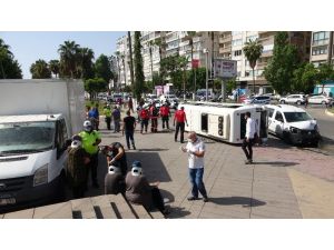 Hafif Ticari Aracın Çarptığı Yolcu Minibüsü Devrildi: 3 Yaralı