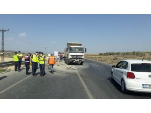 Tarsus’ta Kamyon İle Otomobil Çarpıştı: 1 Ölü, 1 Yaralı