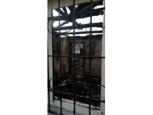 Alevlerin Yükseldiği Ev Kullanılamaz Hale Geldi