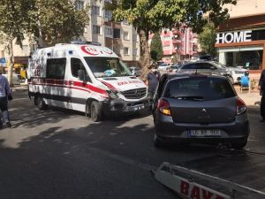 Ambulans Otomobile Çarptı: 2 Sağlıkçı Yaralı