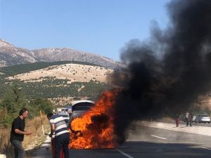 Sıfır Araç Alev Aldı, Kadın Doktor Ve Eşi Ölümden Son Anda Kurtuldu