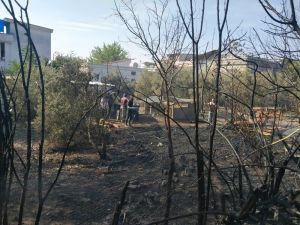 Erzin’de Çıkan Yangın Evlere Sıçramadan Söndürüldü