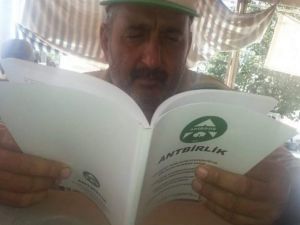Sera atıklarını temizlerken traktörün altında kalan çiftçi hayatını kaybetti