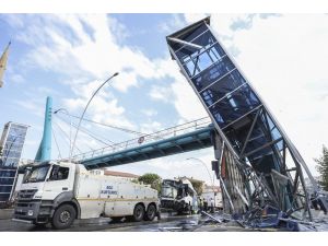 Ankara’da Belediye Otobüsü Üst Geçide Çarptı: 1 Ağır 12 Yaralı