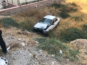Direğe Çarpan Otomobil Tarlaya Uçtu