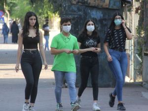 Maskeyi Koluna Takan Kız Öğrenci Polisten Kaçtı