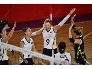 Adam Voleybol Galibiyetle Başladı