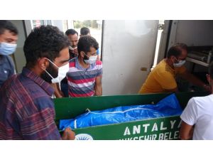 Bir babanın yangında ölen bebeğine son bakışı
