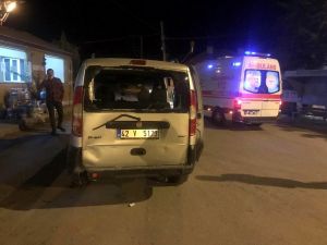 Motosiklet Hafif Ticari Araca Arkadan Çarptı: 2 Yaralı