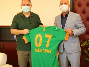 Aytemiz Alanyaspor Başkanı Hasan Çavuşoğlu’ndan Rektör Özkan’a Forma