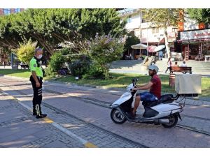 Tramvay yolu ve kaldırımı kestirme yol seçen motosiklet sürücülerini polis affetmedi