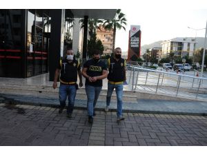 Sahte bilezik vererek 13 bin TL dolandırdı, son işinde baltayı taşa vurdu
