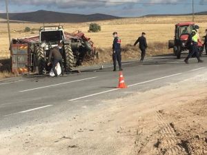 Kamyonla Çarpışan Traktör Ortadan İkiye Bölündü, Şans Eseri Kimse Yaralanmadı