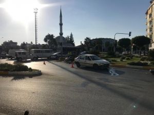 Kırmızı ışıkta geçen otomobil iki ayrı motosiklete çarptı: 2 yaralı