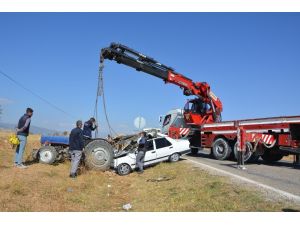 Otomobil traktöre arkadan çarptı: 3 yaralı