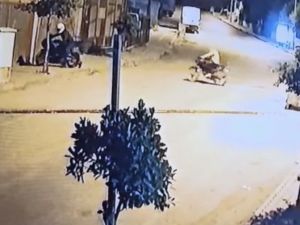 Evin Önünden Yapılan Motosiklet Hırsızlığı Kameraya Yansıdı