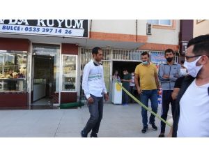 Polis kıyafeti giyen soyguncu, kuyumcuyu soydu